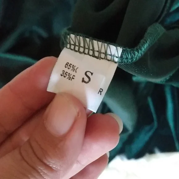 Elegant Green Velvet Dress - Picture 3 of 3